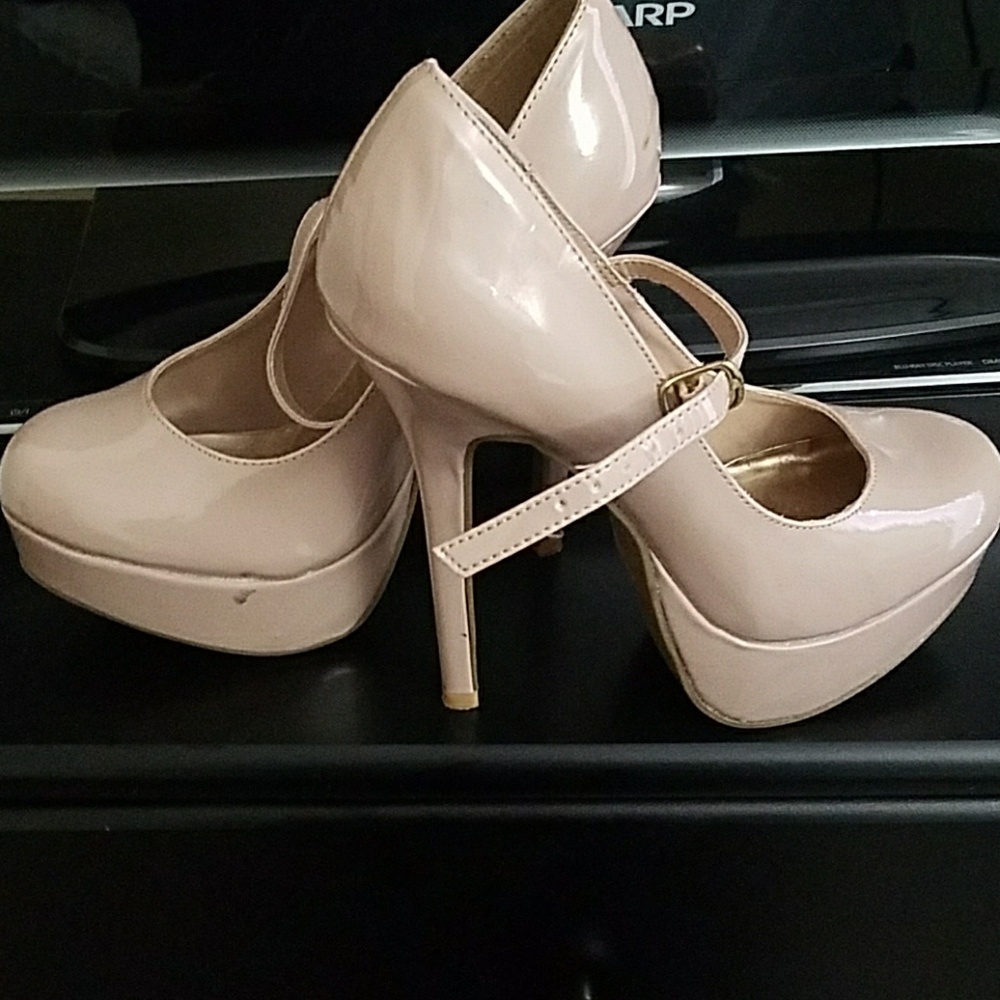 nude pumps sz 6